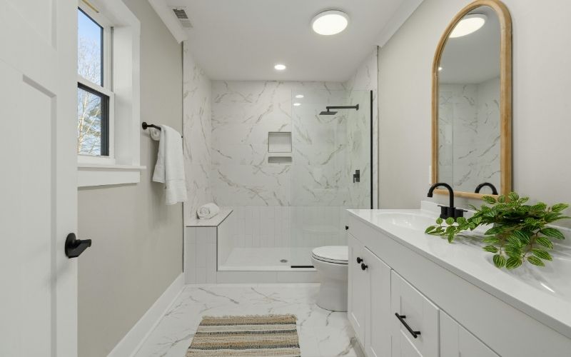 Salle de bain 2026 avec douche italienne, matériaux naturels et finitions terre cuite à Grasse