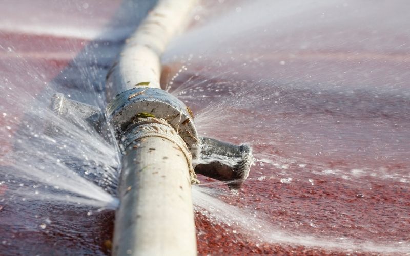 Plombier réalisant un hydrocurage haute pression sur une canalisation bouchée à Grasse